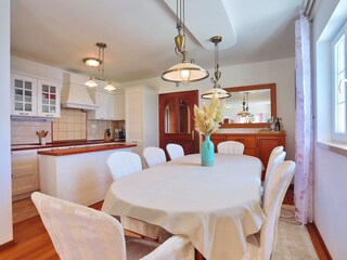 Fully equipped kitchen with a dining area