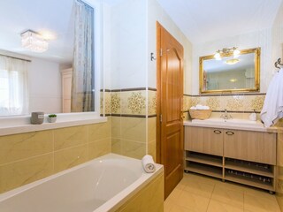 En-suite bathroom with bathtub in bedroom no.1