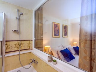 En-suite bathroom with bathtub in bedroom no.1