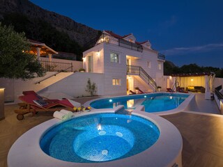 Luxury villa with jacuzzi, heated pool, fitness room,