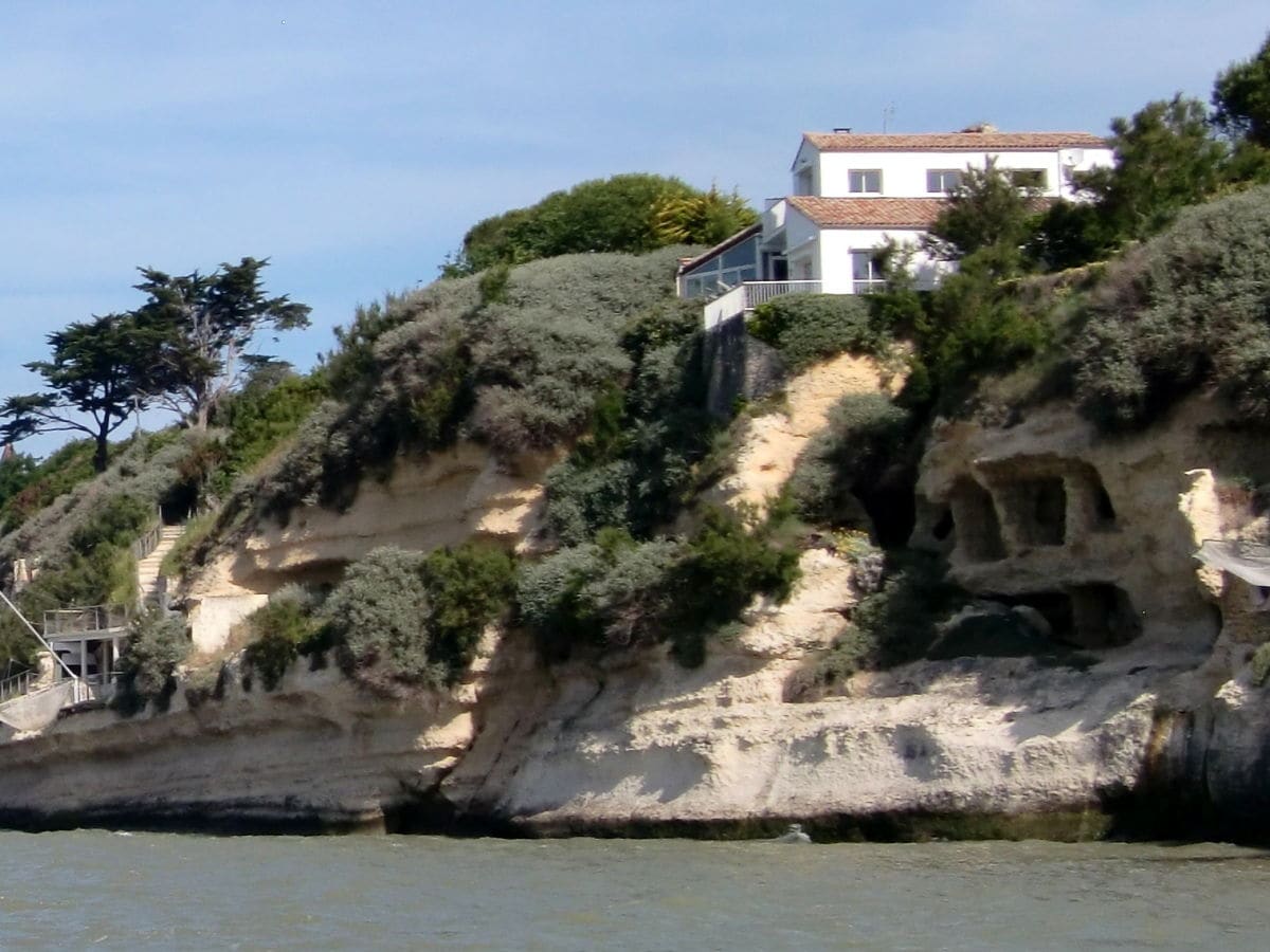 Direkt auf dem Felsen über dem Wasser