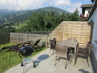 Garten mit Tisch und Grill