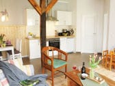 helles Wohnzimmer mit offener Küche und Essecke
