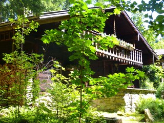 Altes Charakterhaus im Sommerlicht