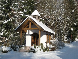 Die hübsche St.-Florians-Kapelle des Feriendorfs