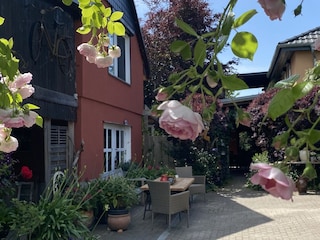 Links unterm Dach ... Eingang