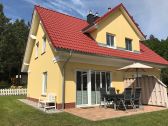 Ferienhaus mit Garten im Sommer