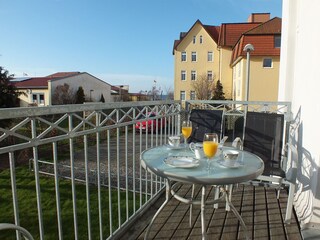 gemütlicher Balkon mit etwas Meerblick