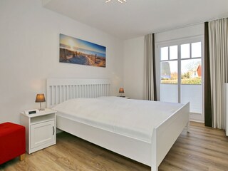 Schlafzimmer mit Zugang zum Balkon