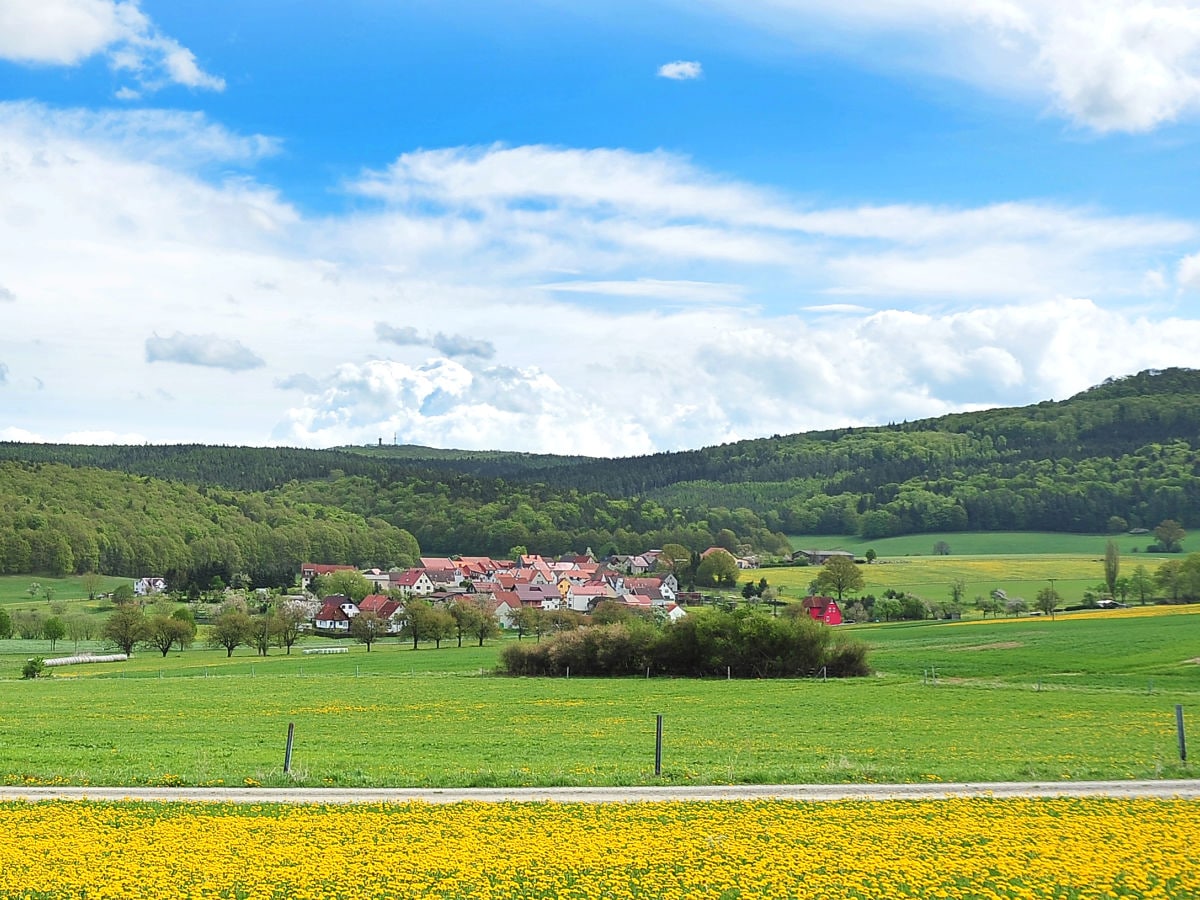 Blick auf das Dorf Bernshausen vor der Stopfelskuppe