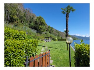 Große Liegewiese mit Grillplatz