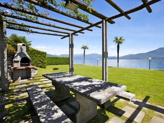 Große Liegewiese mit Grillplatz