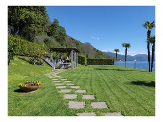 Große Liegewiese mit Grillplatz