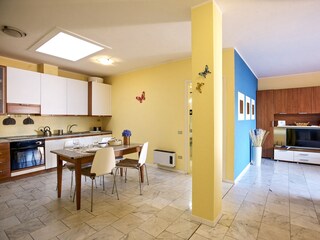 Ca. 25 m² große, gut ausgestattete und offene Wohnküche mit Geschirrspülmaschine