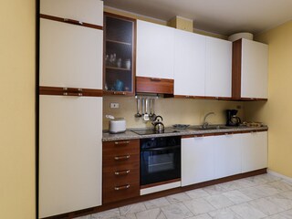 Ca. 25 m² große, gut ausgestattete und offene Wohnküche mit Geschirrspülmaschine