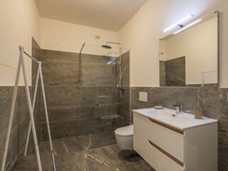 Modernes Badezimmer mit bodentiefer Dusche