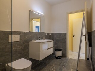 Modernes Badezimmer mit bodentiefer Dusche