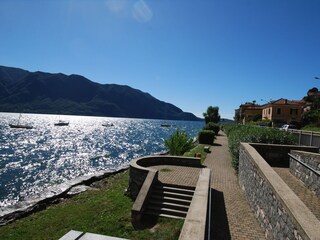 Über die Seeuferpromenade erreichen Sie in 5 Minuten Bars, Cafés und Restaurant