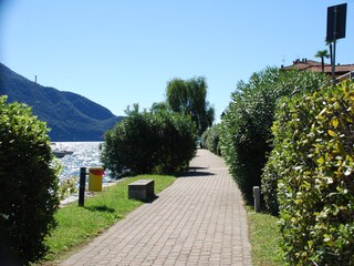 Über die Seeuferpromenade erreichen Sie in 5 Minuten Bars, Cafés und Restaurant
