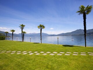 Große Liegewiese mit Seezugang