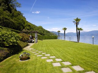 Große Liegewiese mit Seezugang