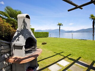 Große Liegewiese mit Grillplatz