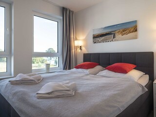 bequemes Boxspringbett im Schlafzimmer 1