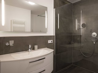 modernes Badezimmer mit begehbarer Dusche