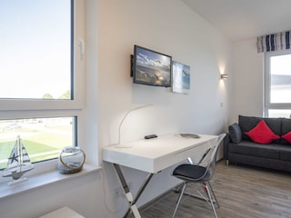 Schlafzimmer 3 mit Schlafcouch, TV und Schreibtisch