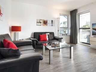 großer Wohnbereich mit moderner Einrichtung