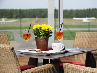 große Sonnenterrasse des Restaurants