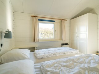 Schlafzimmer 2 mit 2 Einzelboxsprings und Schrank