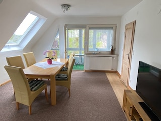 Wohnzimmer mit Esstisch