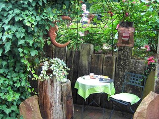 Blüten und Blätterlaube, ein schattiges Plätzchen