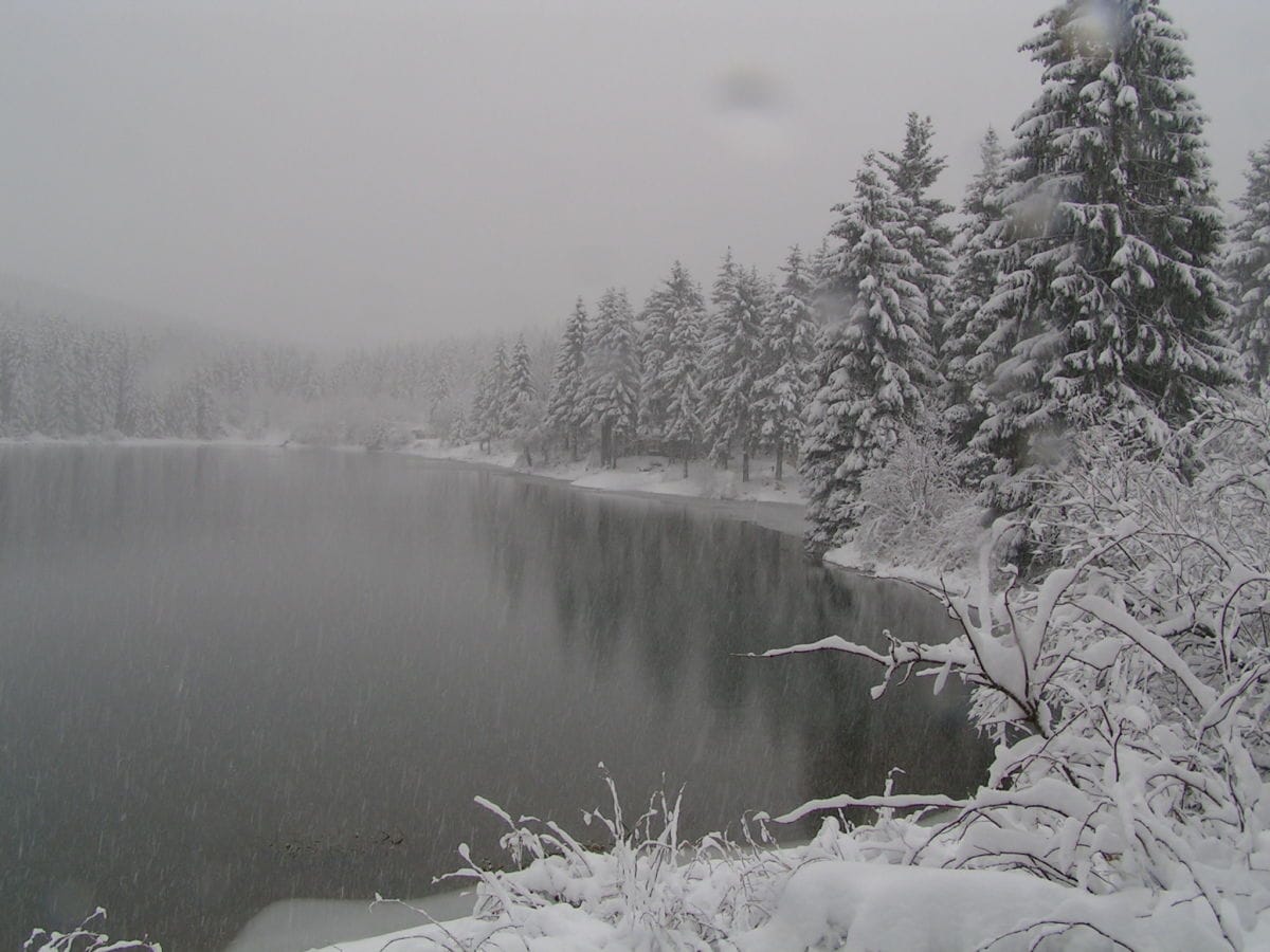 Blockhaus am See  Oberer Grumbacher Teich im Winter