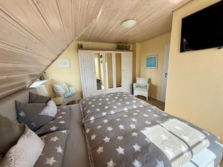 Schöner Schrank mit viel Stauraum.