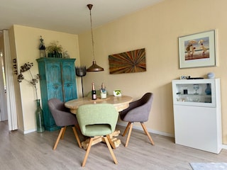 Eßtisch mit bequemen Sesseln.