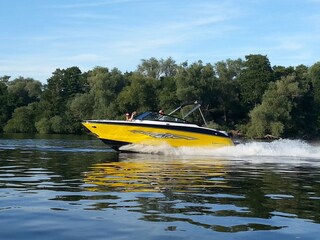 Fahren Sie mit uns Motorboot!