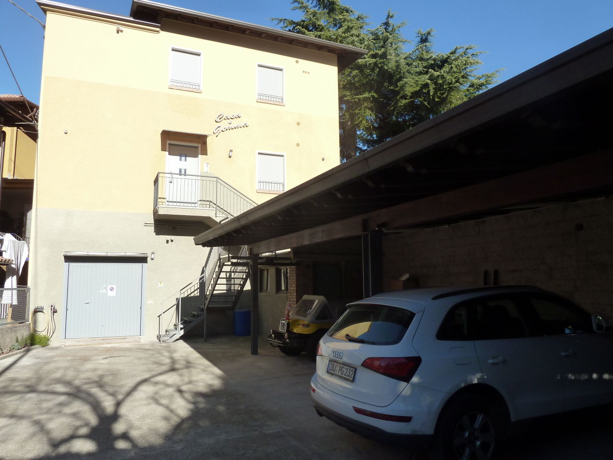 Carport mit Blick auf den Eingang des Casa Gemma