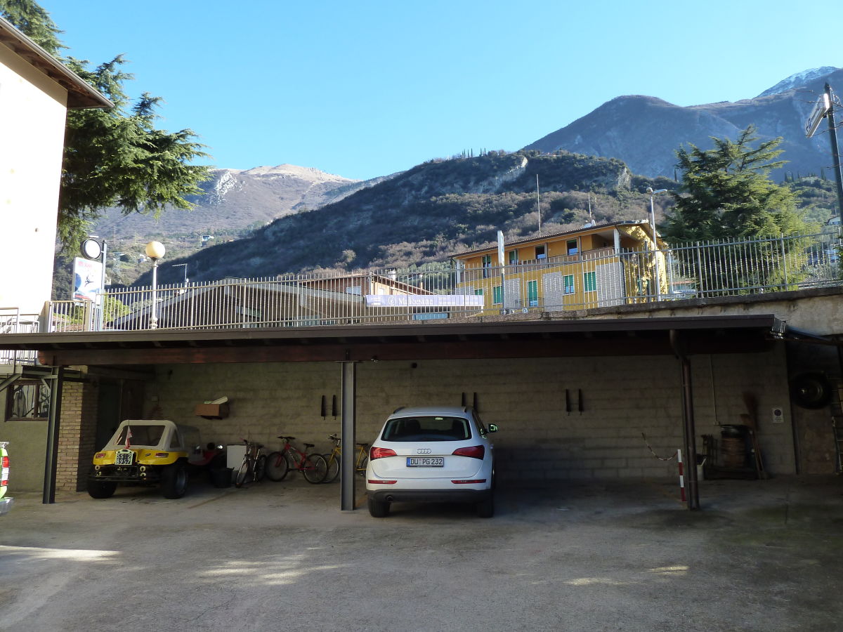 Geschlossener Carport Stellplatz