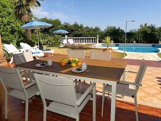 die große Terrasse am Haus mit drei großen Markisen