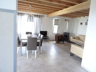 Blick aus der Küche in Wohn-Eßbereich