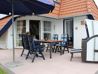 Großzügige  Terrasse zum entspannen und grillen