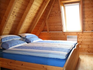 Schlafzimmer oben mit Blick auf den Deich