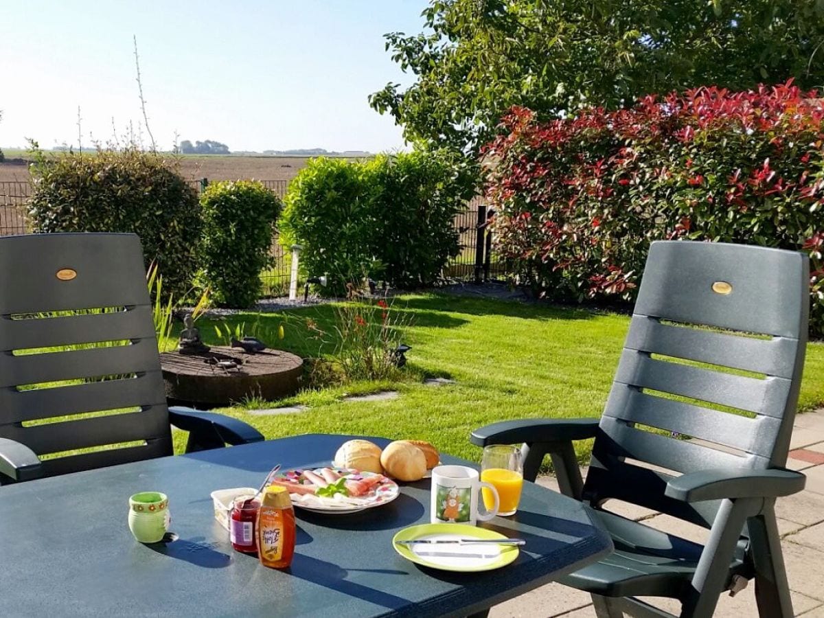 Genießen Sie ein leckeres Frühstück auf der Terrasse