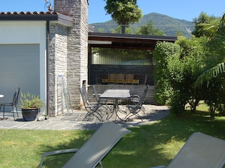 Pergola u Aussensitzplatz mit Kamin