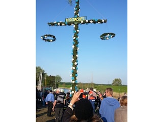 Maibaum-Aufstellen/Alter Hafen