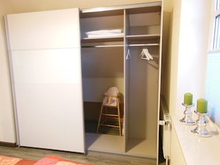 In die Schräge eingebauter Kleiderschrank/SZ unten