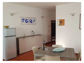 Wohnraum mit Esstisch untere Wohnung