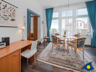 Wohnbereich mit Essbereich und Blick auf Balkon